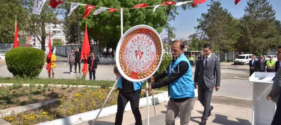 genclik-ata-nin-izinde.jpg