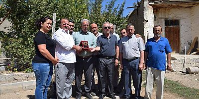 Afrin Marşı Şairine Plaket