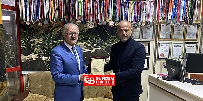 Afşin Sevdalısı Maratoncuya Plaket