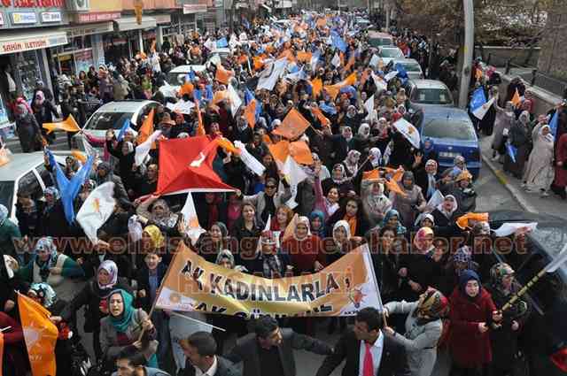 AK Kadınlar Sel Oldu Taştı