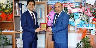 Başkan Bozan’dan Enerji Şefine Plaket