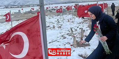 Deprem Şehitlerine Dua ve Karanfil