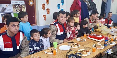 Jandarma ve Öğrencilerden Mutlu Paylaşım