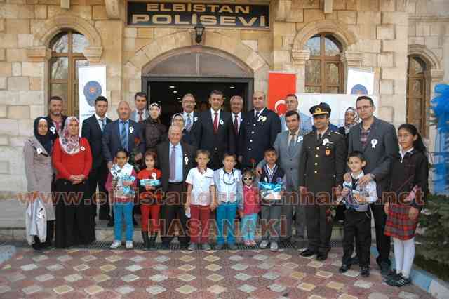 Minik Yüreklerden Polise Sevgi Seli