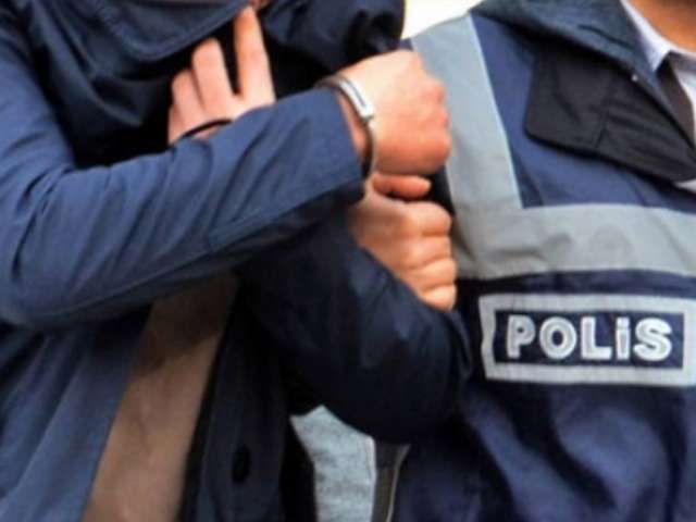 Polise Kafayı Taktı ve Bıçakladı
