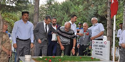 Şehitlikler Çiçeklerle Donatıldı